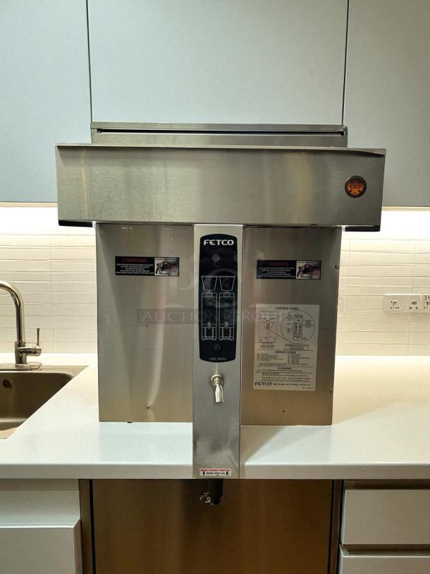 Fetco CBS-2032e Extractor Series Twin 1 Gallon Coffee Brewer in immaculate condition, tested and working, 120/208 volts.