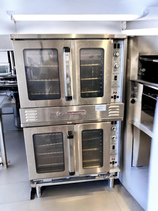 Southbend KLGS/27SC double deck convection oven in excellent condition, stainless steel, fully tested, natural gas-powered.