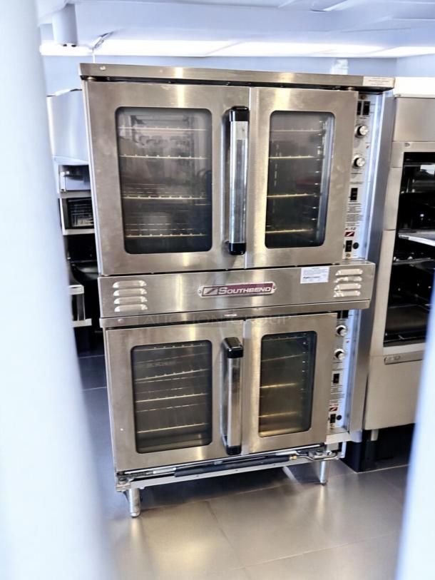 Southbend KLG/27SC double deck convection oven, natural gas. Excellent condition, fully tested. Glass doors, stainless steel.