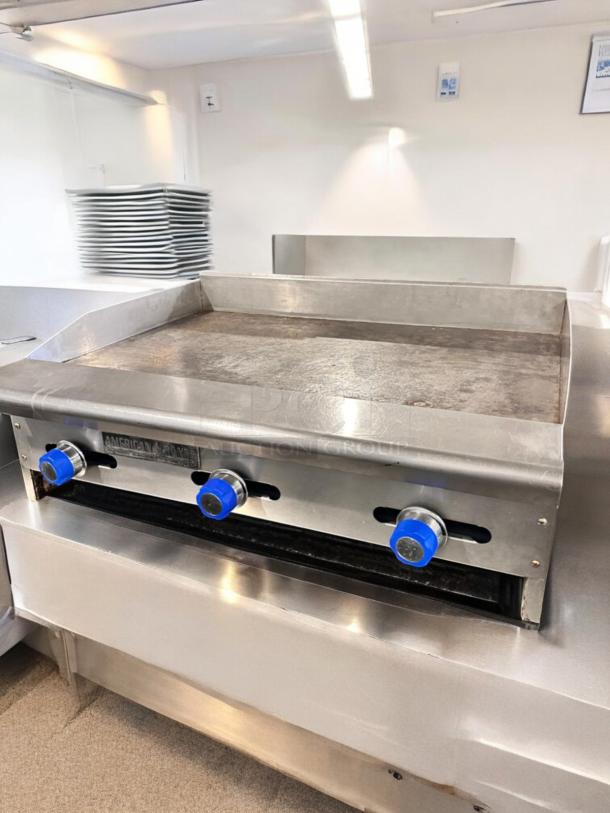 American Range 36" gas griddle in excellent condition, manual controls, stainless steel, fully tested and working.