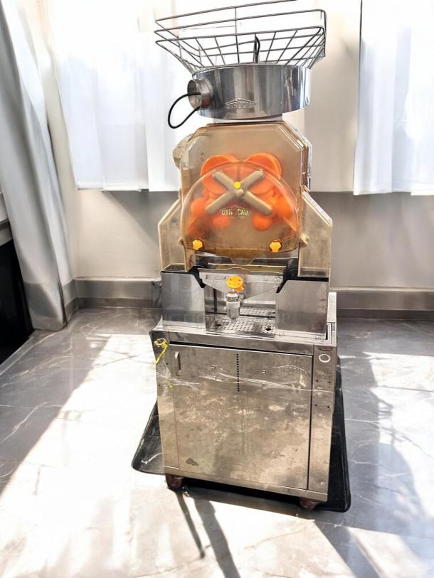 Citrocasa 8000SB commercial citrus juicer, excellent condition, fully tested, 115V. Stainless steel exterior, visible fruit hopper.