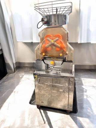 Citrocasa 8000SB commercial citrus juicer, excellent condition, fully tested, 115V. Stainless steel exterior, visible fruit hopper.