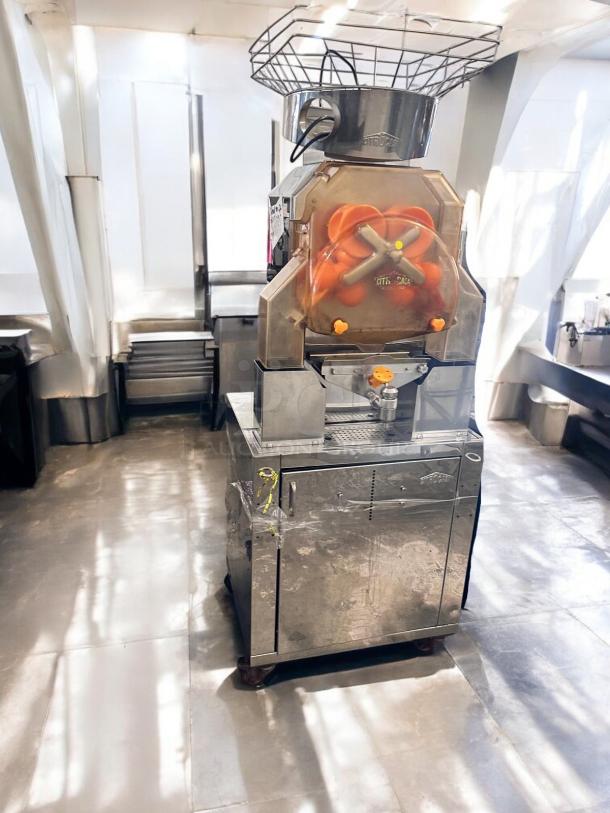 Citrocasa 8000SB commercial citrus juicer in excellent condition; stainless steel body, 115V, fully tested and working.
