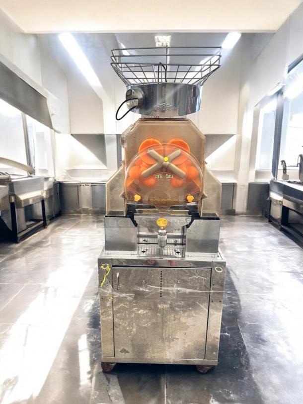 Citrocasa 8000SB commercial citrus juicer in excellent condition, fully tested, 115V. Features durable metal construction and visible brand label.