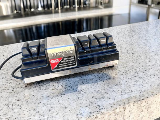 Waring WKS800 electric knife sharpener, excellent condition, 120V, tested and working, featuring coarse and fine settings.