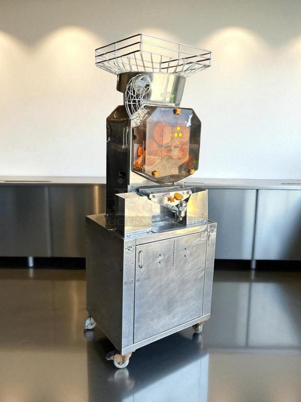 Citrocasa 8000 SB-ATS Advance citrus juicer, fully tested, in good condition. Stainless steel, automatic operation with visible markings.