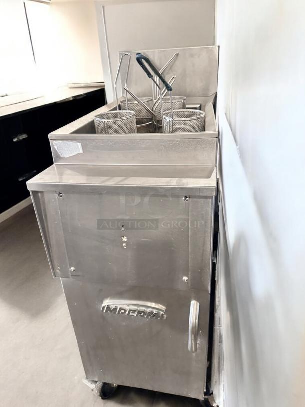 Pitco VF35 gas fryer, 70,000 BTU, fully operational, tested, excellent condition. Features fryer baskets and manual controls.