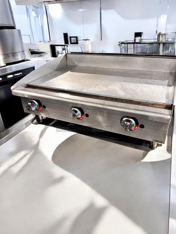 Superb condition Star Max 624TF 24" commercial gas griddle with manual controls; fully tested and operational.
