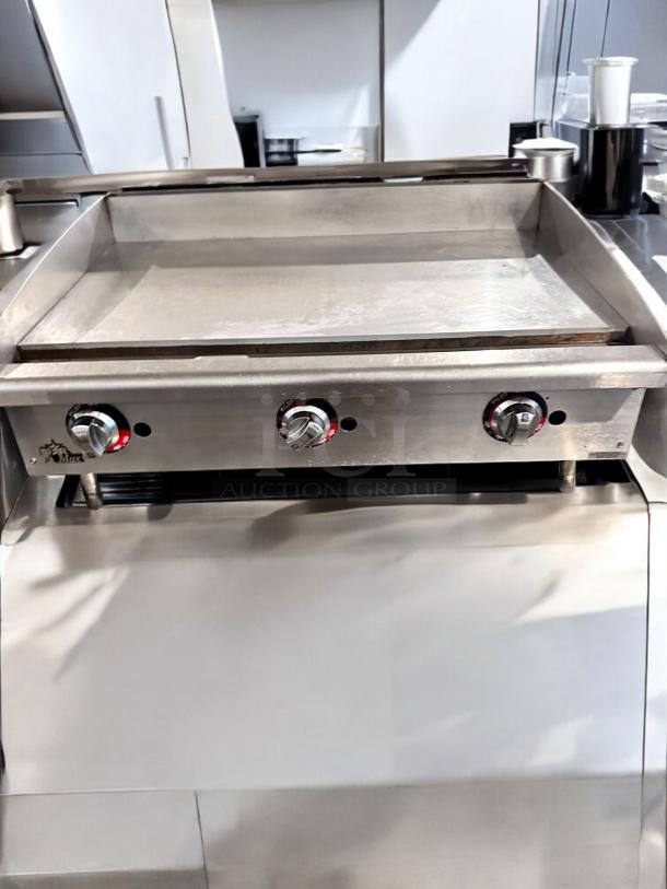 Star Max 624TF 24" gas griddle in superb condition, featuring manual controls. Fully tested and operational.