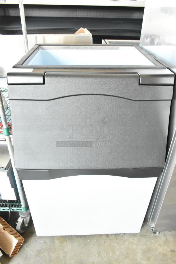 Avantco 194BIN54030 30" ice storage bin, new, slight surface scratches, 536 lb capacity, plastic exterior.