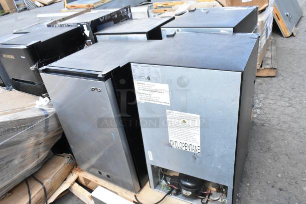 Four mini coolers including Whirlpool WH31S1E, Galanz GLR31TS1E02, Nostalgia IRF32BK, Magic Chef HMAR45HCSE, on a pallet.