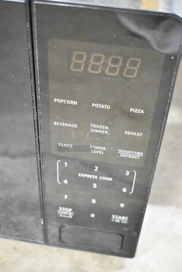 Walmart MS54100112162 countertop microwave oven with digital display and multiple presets. Model MS54100112162.