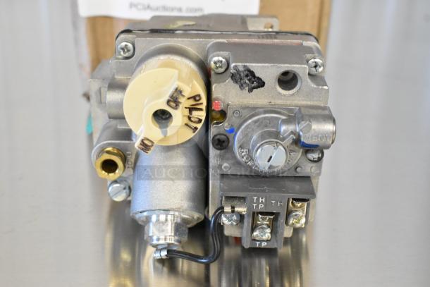 BRAND NEW SCRATCH AND DENT Avantco 177050077B natural gas valve for F3-ES-N, F4-ES-N, F5-ES-N. Visible control knobs.