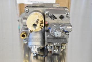 BRAND NEW SCRATCH AND DENT Avantco 177050077B natural gas valve for F3-ES-N, F4-ES-N, F5-ES-N. Visible control knobs.