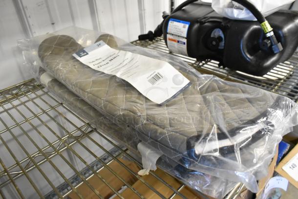 2 new Vigor 187FLAME24HD 24" flame retardant oven mitts with neoprene gusset in original packaging, slight scratches.