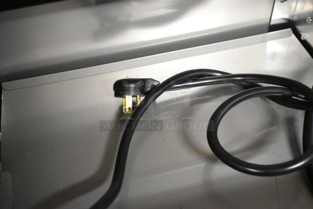 Plug and cord of the Avantco 447APST72 stainless steel prep table, 115 volts, 1 phase. Brand new, scratch and dent condition.