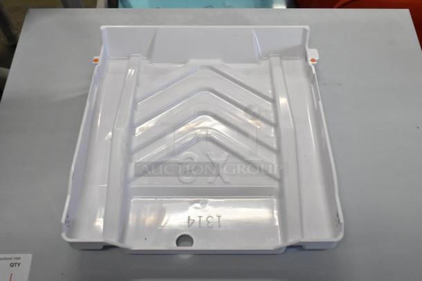 BRAND NEW Avantco 194MCF430A Stainless Steel Commercial Ice Machine, scratches on side, 397 lb. capacity, 115V, 1 Phase.