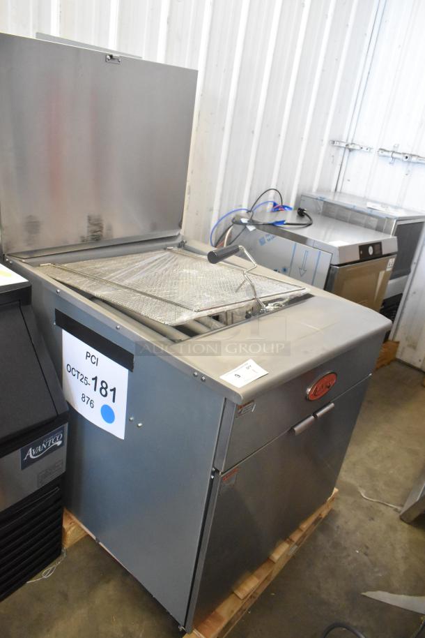 Brand new Avantco 177FBF2624NG stainless steel commercial fryer for funnel cakes, 120,000 BTU, 150-170 lb capacity, scratch and dent.