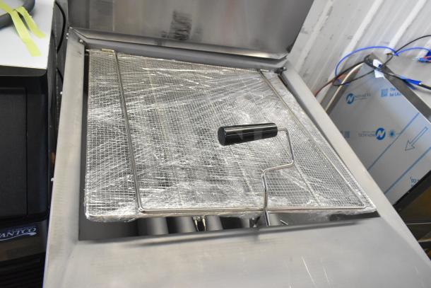 Brand new 2025 Avantco 177FBF2624NG stainless steel fryer. Flat bottom, natural gas, 150-170 lb capacity, 120,000 BTU.