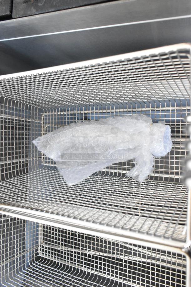 BRAND NEW Avantco 177EF40B stainless steel commercial fryer with two metal fry baskets, 40 lb. capacity. Scratch and dent condition.