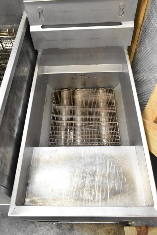 2017 Pitco Frialator commercial deep fat fryer, stainless steel, natural gas, 90,000 BTU, 2 metal fry baskets included.