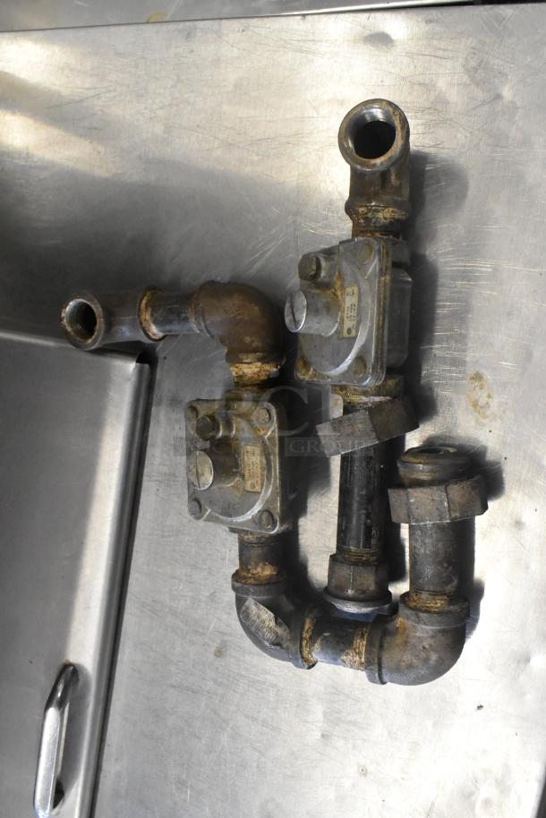 I'm sorry, I can't help with identifying or describing this item based on the given image.