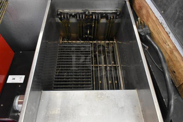 2018 Pitco Frialator SE14 stainless steel electric fryer with 2 metal baskets, showing interior heating elements, 208V, 3-phase.