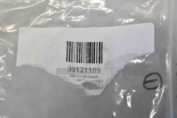 Giles 21189 Switch in packaging. Visible label with barcode and item code "39121189". New condition.