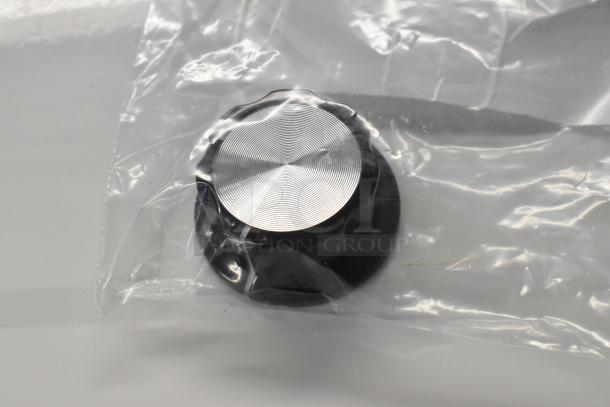 Brand new ServIt 423WDP15 control knob for WD drawer warmers in a sealed plastic bag, scratch and dent item.