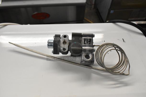 Brand new Hoshizaki SP-5676 Kms thermostat with bulb holder kit. Slight scratch and dent. Model HPTB0031.