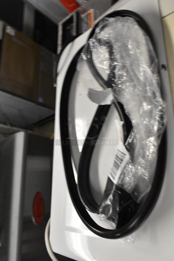 Three brand new scratch and dent items: Moffat M232667 door seal, Hoshizaki 2A5192-19 and 2A5192-16 gaskets, in packaging.