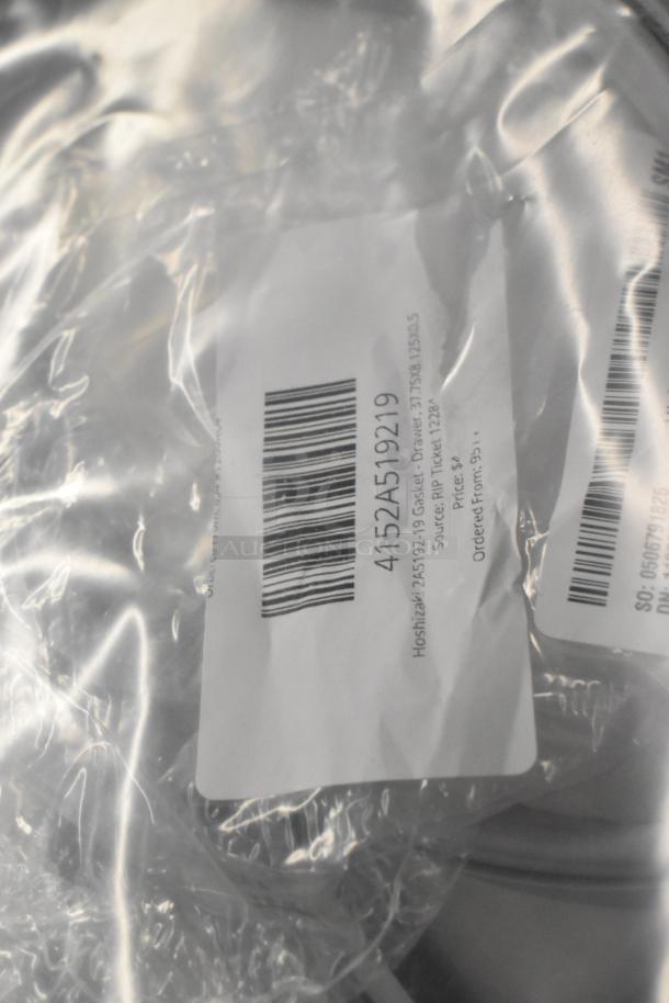New scratch and dent items: Moffat M232667 door seal, Hoshizaki 2A5192-19 and 2A5192-16 gaskets. Labels visible.