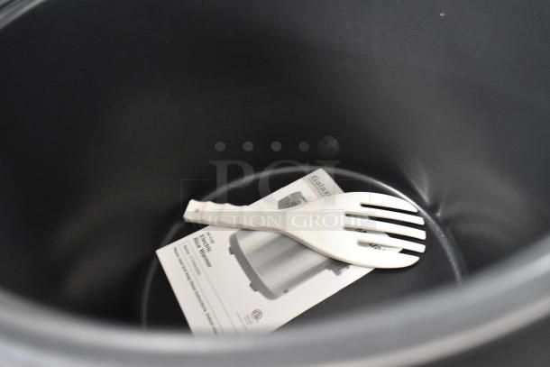 BRAND NEW Galaxy 177RWGB90 rice warmer, 90 cup capacity, electric, with manual and spatula inside. Scratch and dent condition.