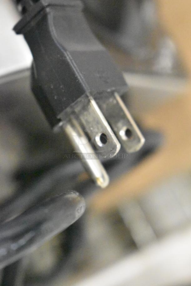 VacPak-It 186VME12SS vacuum packaging machine power plug, close-up. 120V, 1-phase, scratch and dent condition.