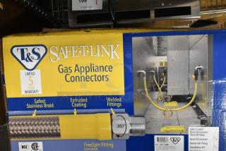 BRAND NEW T&S HG-4D-48K 48" Yellow Coated Gas Hose, Safe-T-Link, FreeSpin Fitting, Installation Kit, 3/4" NPT, Scratch and Dent.