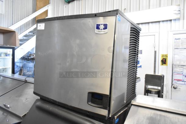 Manitowoc IY1004A-261 stainless steel ice head on B570 bin, 208-230V, 1 phase. Features logo and control panel.