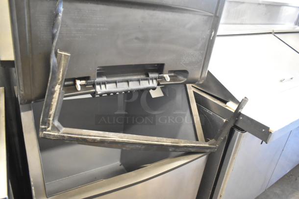 Manitowoc IY1004A-261 ice head on B570 bin. Stainless steel, 208-230V, 1 phase. Good condition, suitable for commercial use.