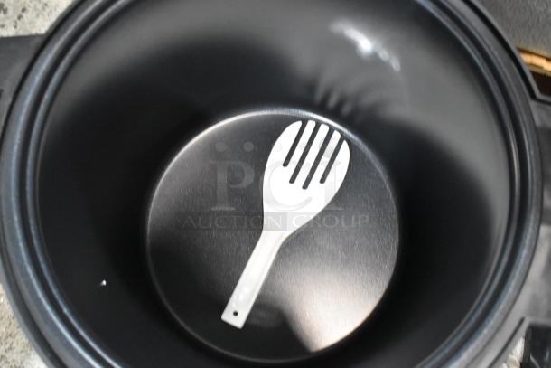 BRAND NEW SCRATCH AND DENT! 2024 Galaxy 177RWGB90 90 Cup Electric Rice Warmer interior. Black finish with white serving spoon.
