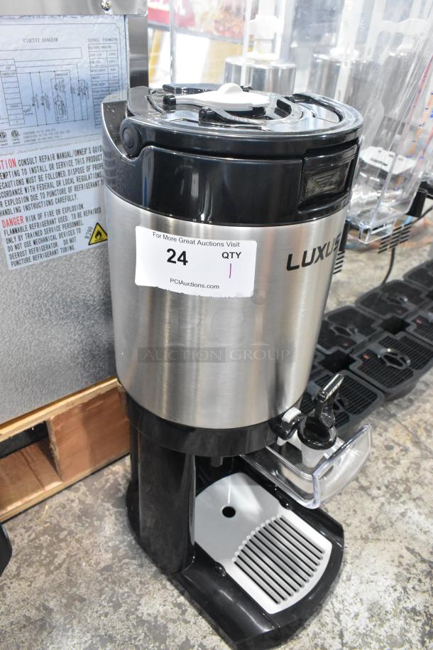 BRAND NEW 2025 Fetco L4D-15 1.5 Gallon Stainless Steel Coffee Server on Stand, Luxus model, minor scratches, includes tags.