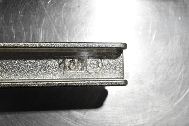 Brand new Garde 407 commercial can opener with minor scratches, metal body, dent marked. Ideal for heavy-duty use.