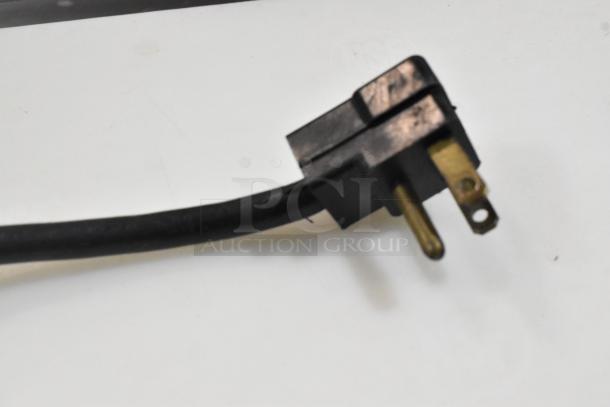 Power cord plug of the Silver King SKF2A stainless steel commercial prep table, 115 volts, 1 phase.