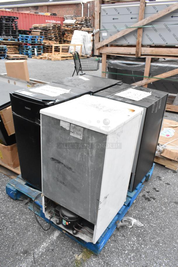 Four mini coolers including Snyo SR-4310W, Galanz GL31BK, and GLK33 models. Used condition, on a pallet.