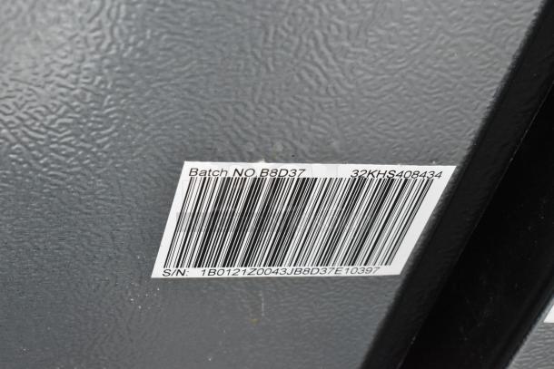 Barcode label with Batch No. B8D37, serial number 1B0121Z0043JB8D37E10397, and code 32KHS408434 on a cooler.