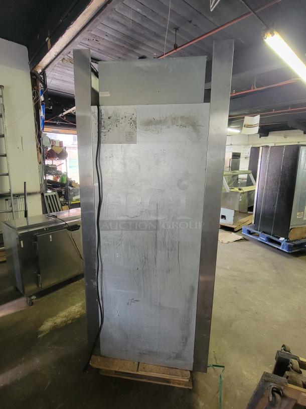 Traulsen RPP132L-FHS single door roll-in pizza dough proofer in fair condition, ideal for bakeries or pizzerias.