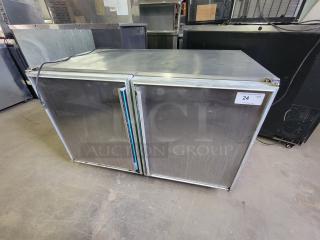 Silver King SKR48 stainless steel refrigerator, ideal for restaurants. Some surface wear, auction tag with number 24 visible.
