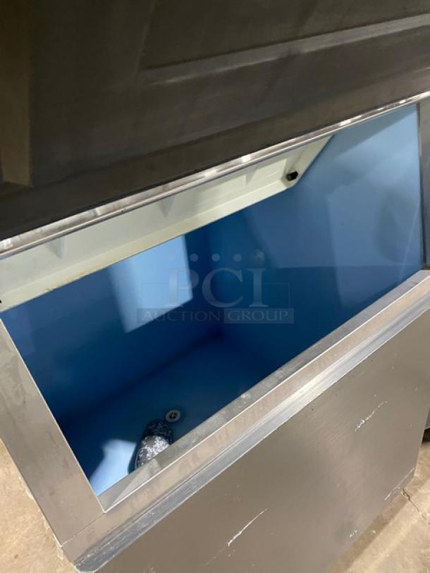 Hoshizaki F801MAH/B500PF stainless steel ice machine/storage bin, air-cooled, Energy Star certified, on legs.