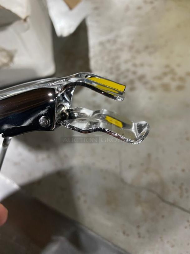 New Amercian MetalCraft pan gripper, model 9525, nickel-plated. Features ergonomic design and durable construction.