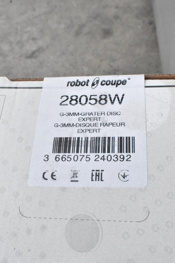 Robot Coupe 28058W grater disc packaging with model number and barcode visible.