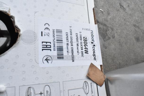 BRAND NEW Robot Coupe R702V.V food processor box showing 28064W slicer disc label. 120V, 1 Phase.