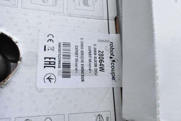 Robot Coupe R702V.V food processor box label showing model, slicer disc 28064W details, 120V, 1-phase specifications.